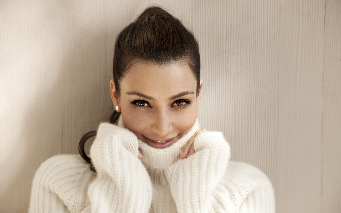 Актриса, фотомодель Ким Кардашьян в в белом свитере