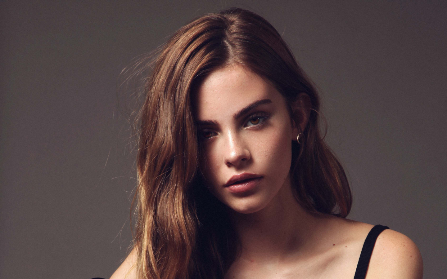 Красивая молодая девушка модель Бриджет Саттерли на сером фоне