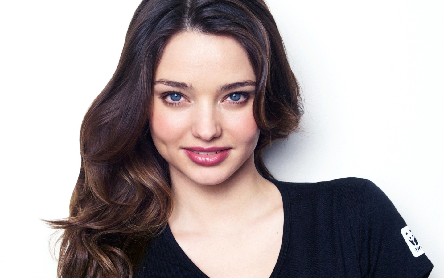 Нежная улыбающаяся голубоглазая девушка, модель Миранда Керр