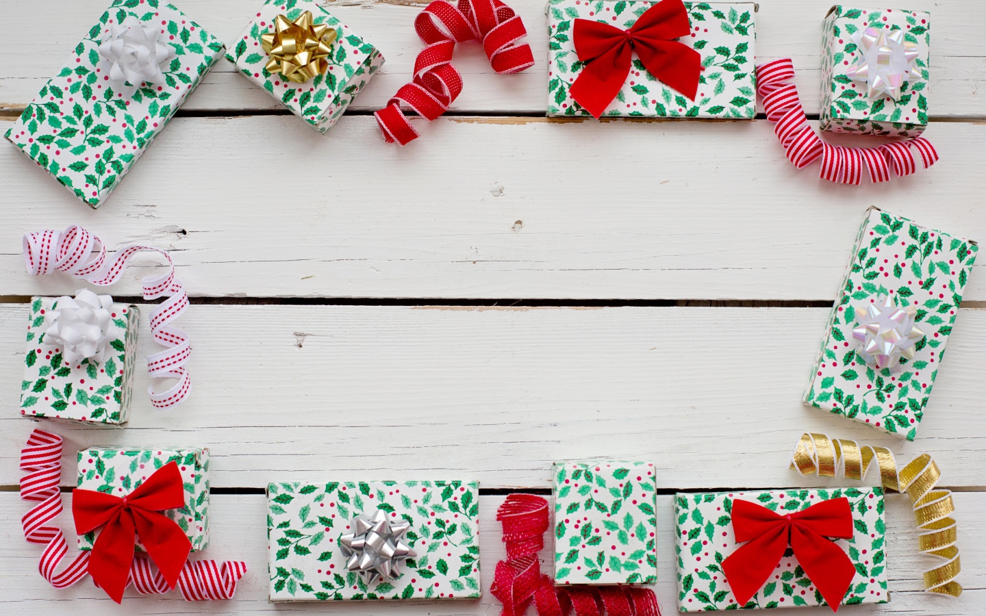 Много разных подарков с бантами на деревянном фоне, шаблон для открытки 