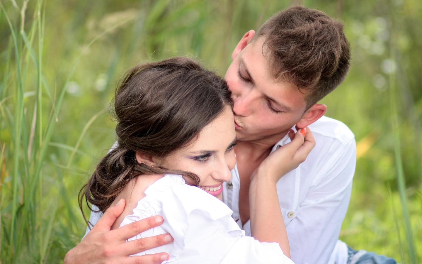 Влюбленный парень целует девушку 