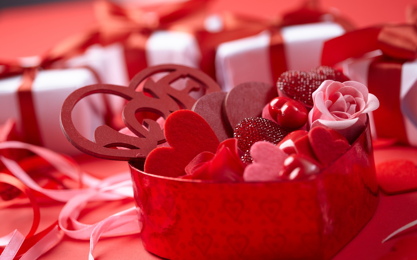 Красная коробка с сердечками и розами в подарок