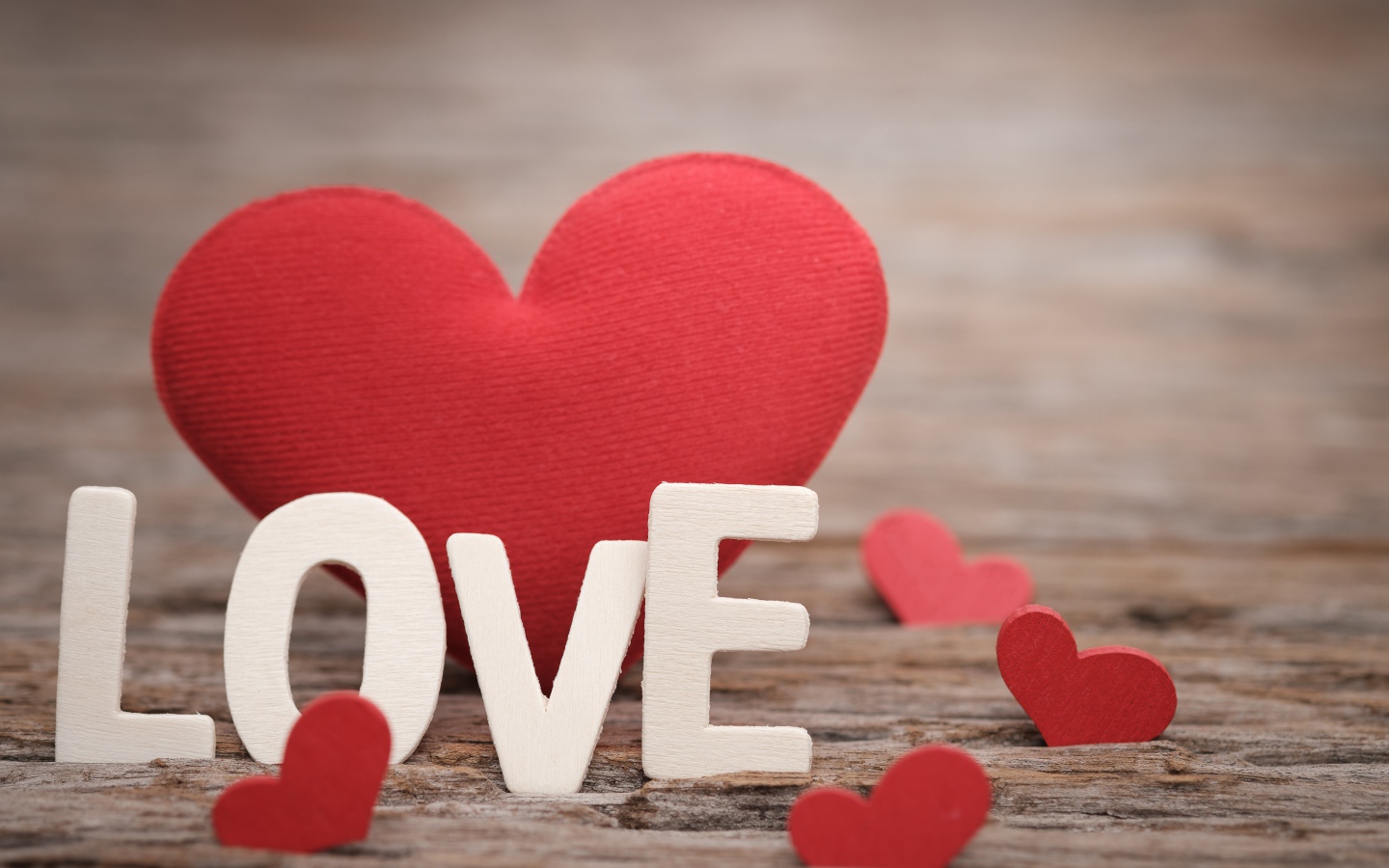 Красное сердце с надписью на английском Любовь