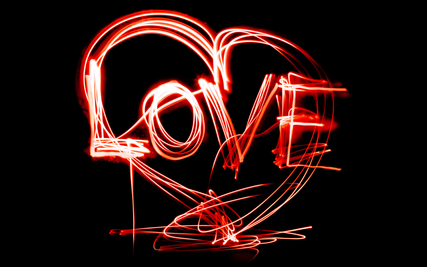 Красная неоновая надпись Love  на черном фоне