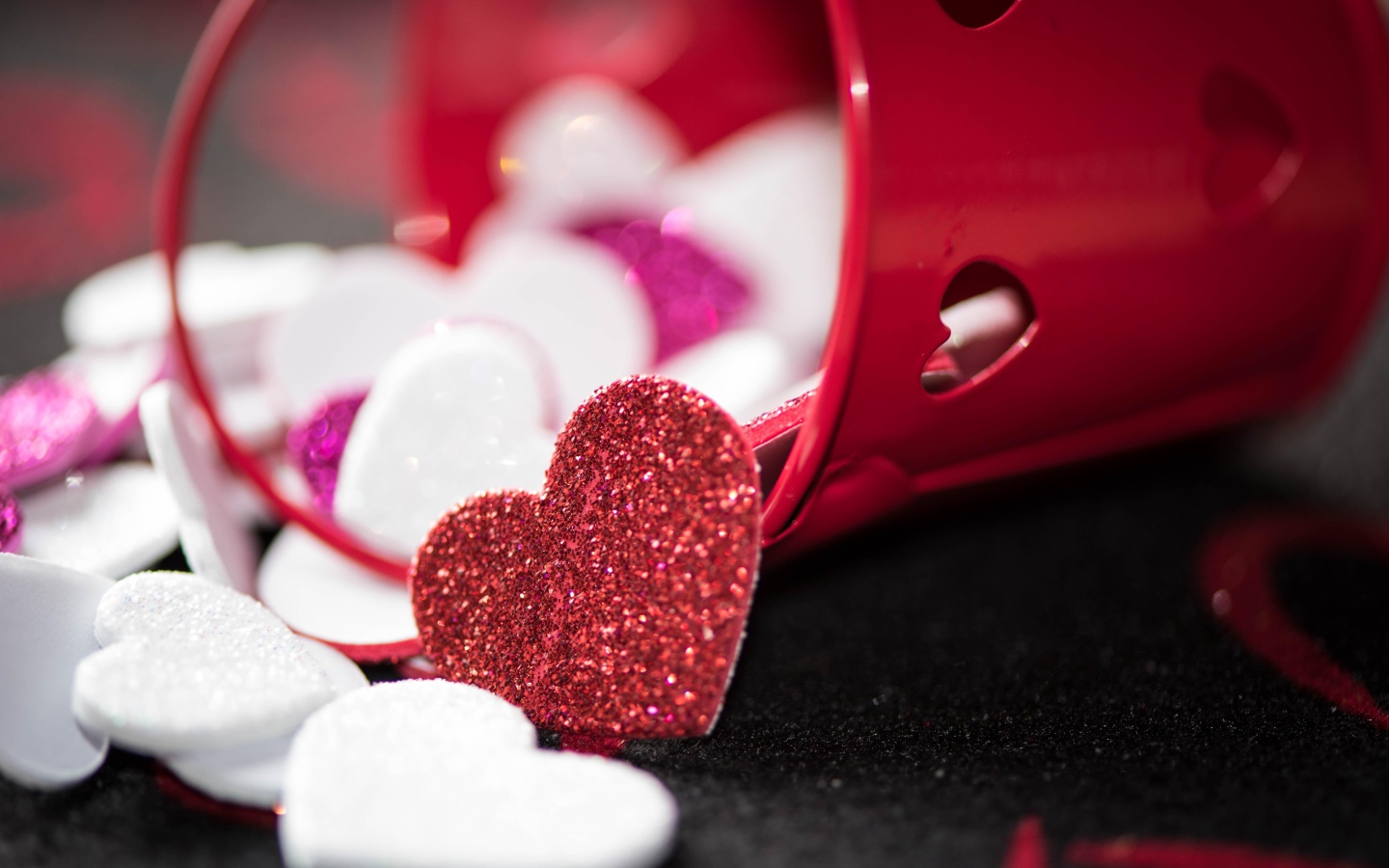 Маленькие блестящие сердечки в красном ведерке