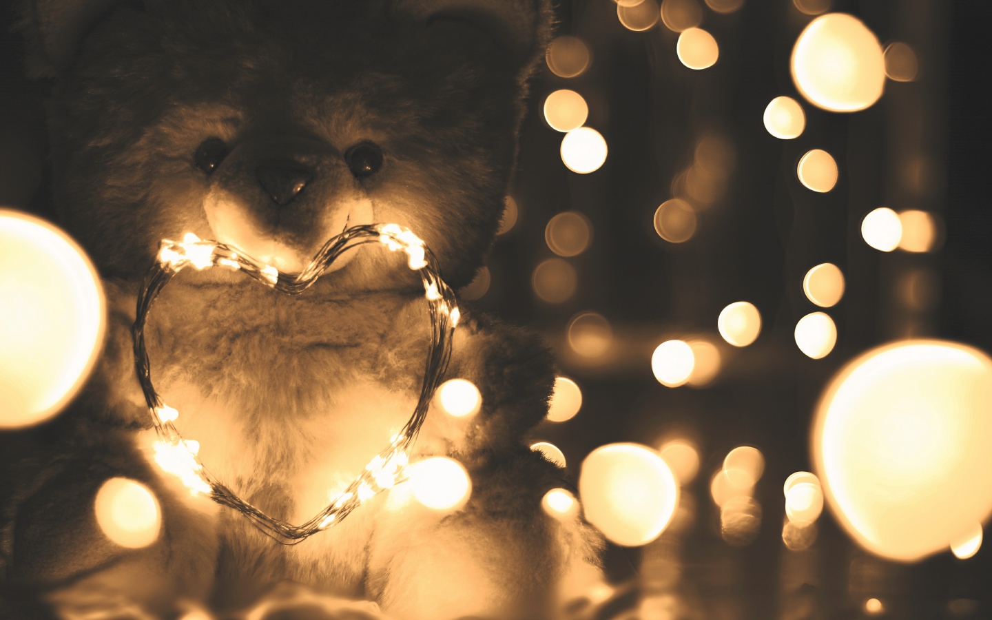 Медвежонок Тедди с сердцем из гирлянды 