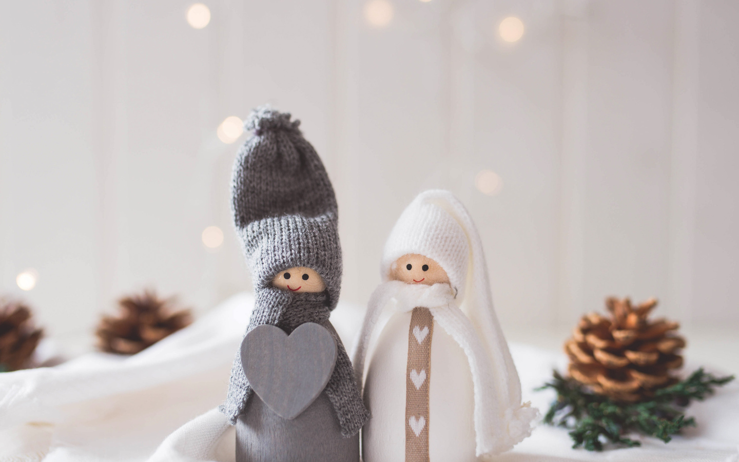 Две влюбленные фигурки в вязаных костюмах