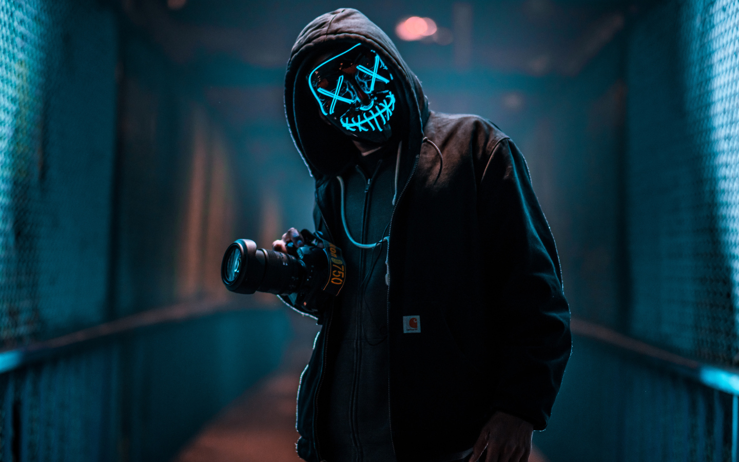 Парень в неоновой маске анонима с фотоаппаратом