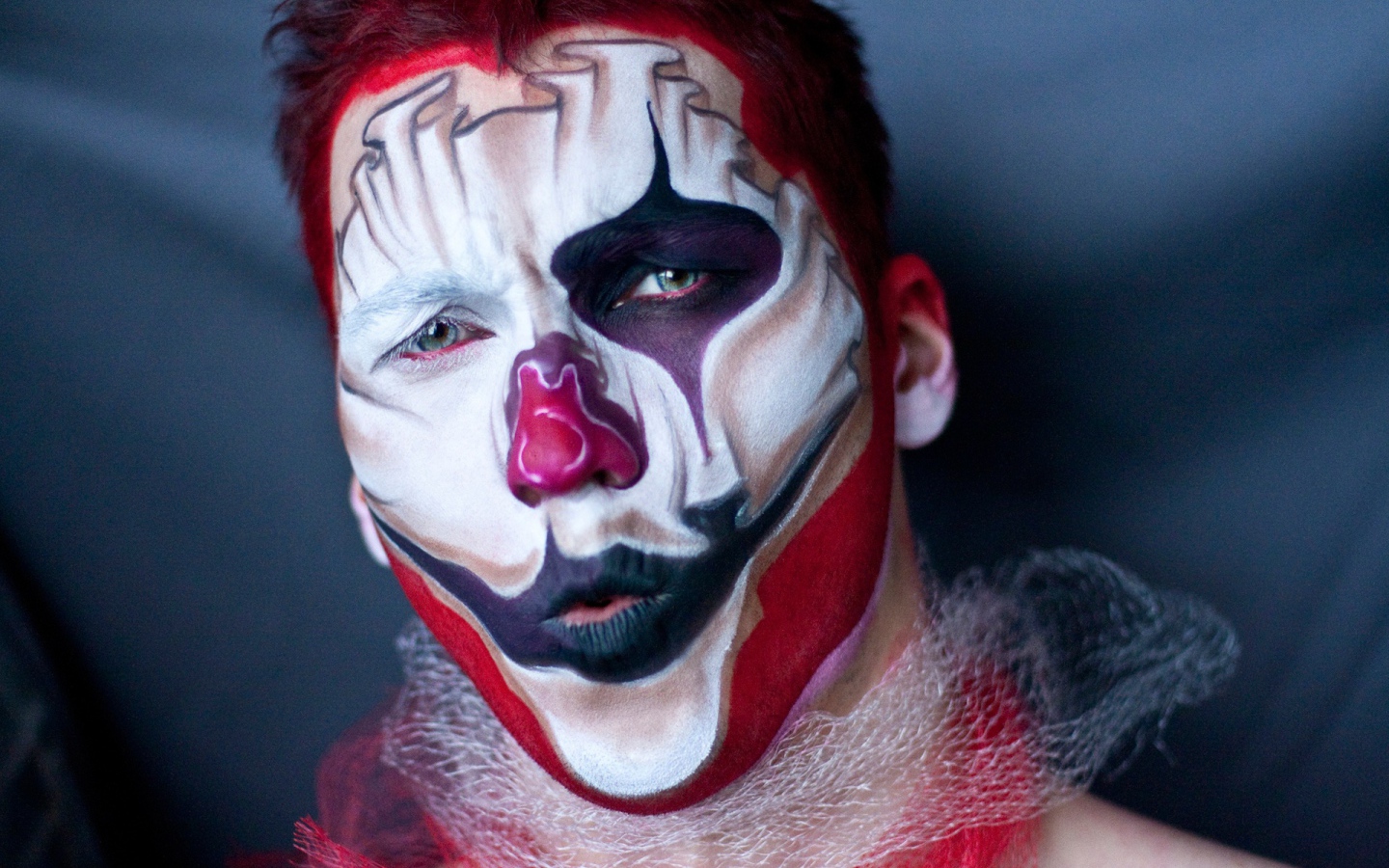 Парень с гримом на лице крупным планом