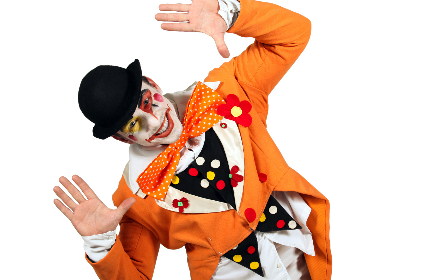 Улыбающийся мужчина клоун на белом фоне 