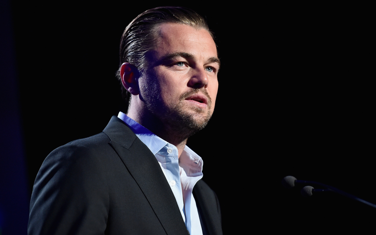 Актер Леонардо Ди Каприо у микрофона