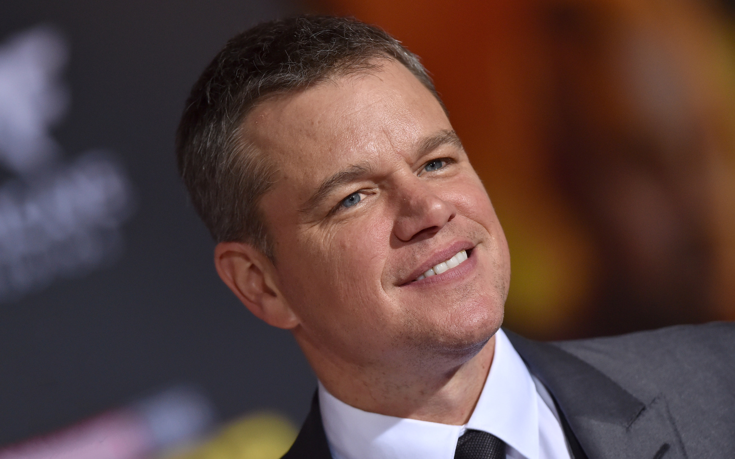 Актер Мэтт Деймон с красивой улыбкой