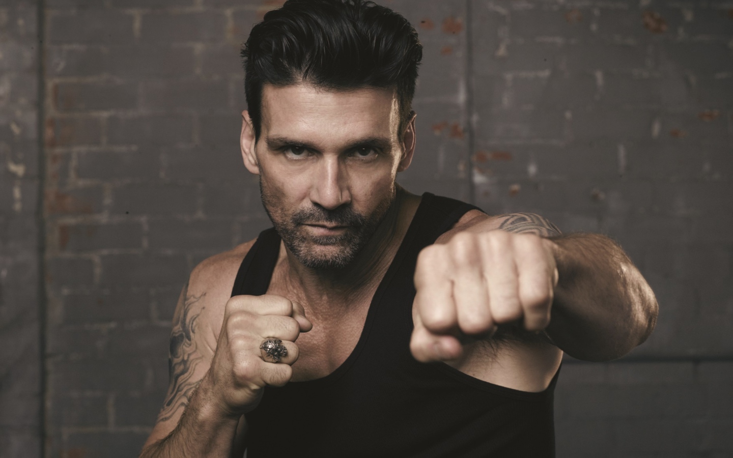 Американский актер Фрэнк Грилло занимается спортом