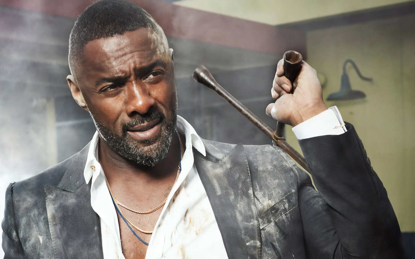 Темнокожий актер Идрис Эльба с ключом в руке