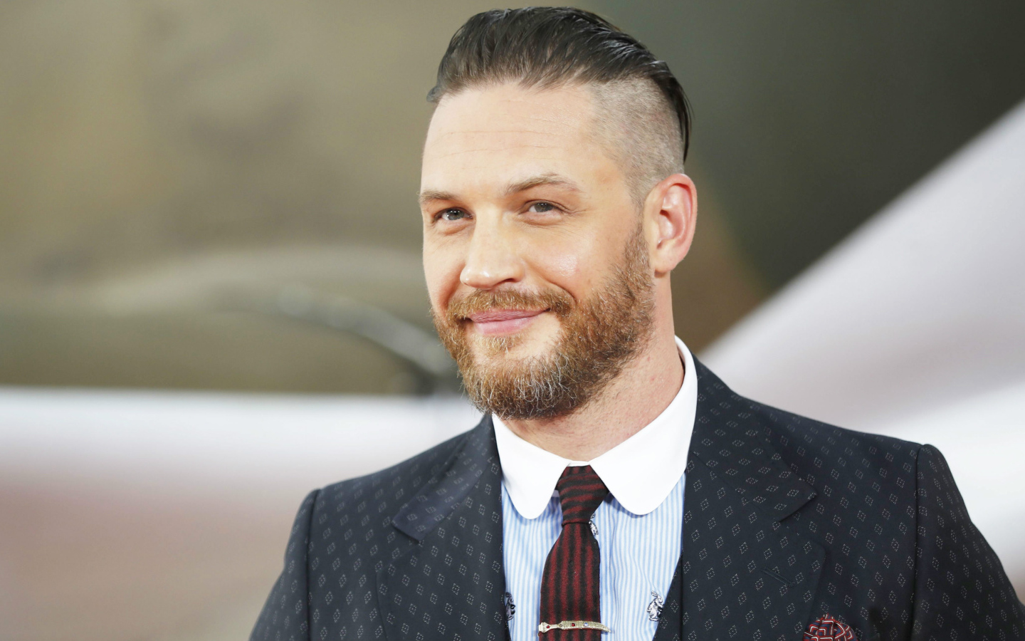 Красивый стильный мужчина актер Том Харди