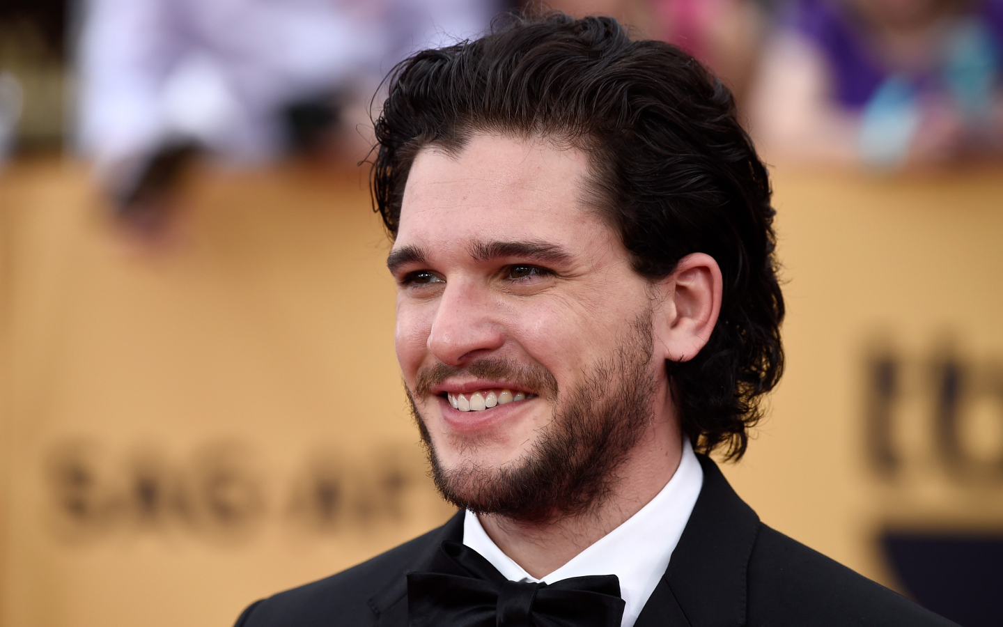 Улыбающийся мужчина, актер Кит Хэрингтон