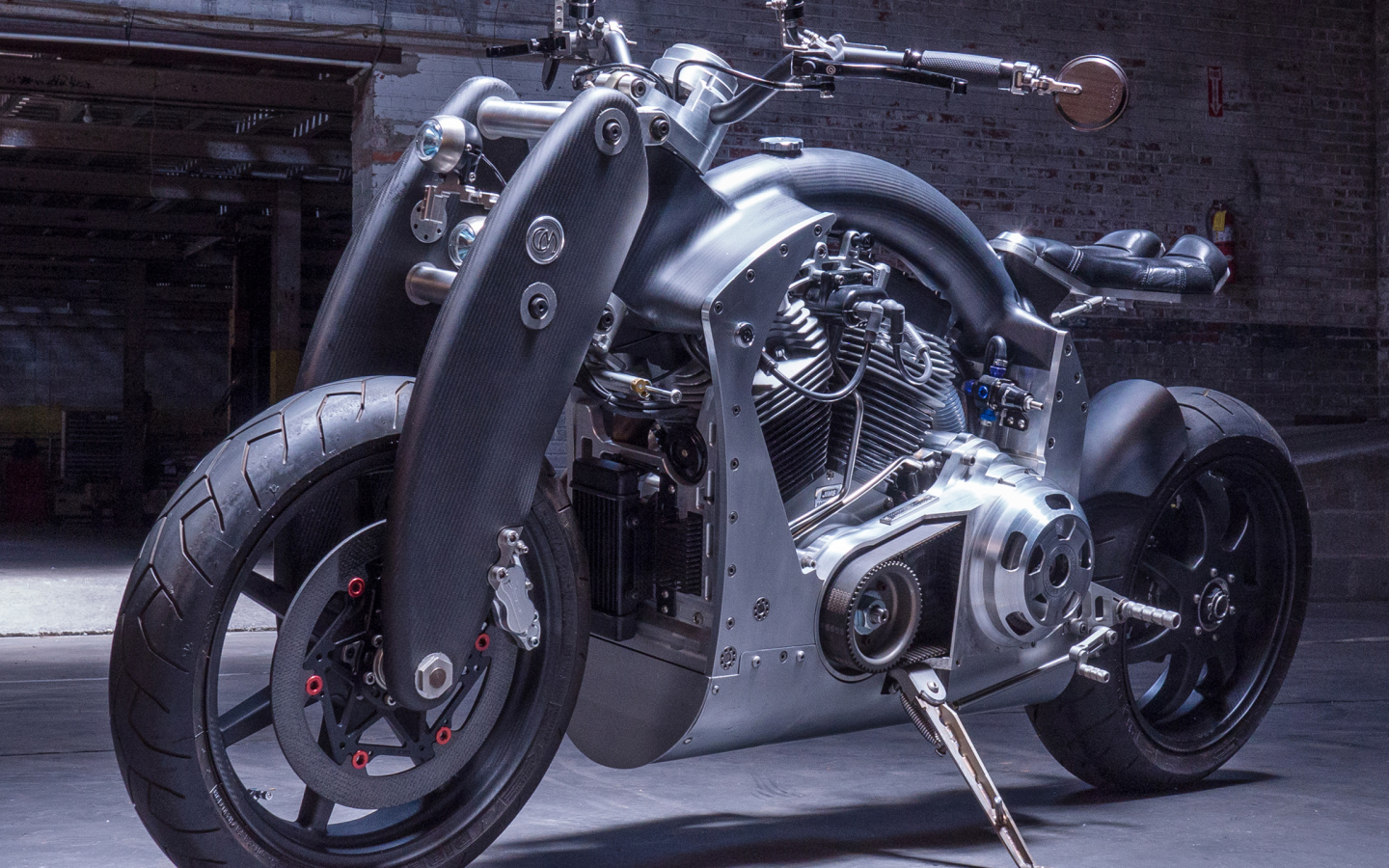 Большой серый мотоцикл Confederate B120 Wraith