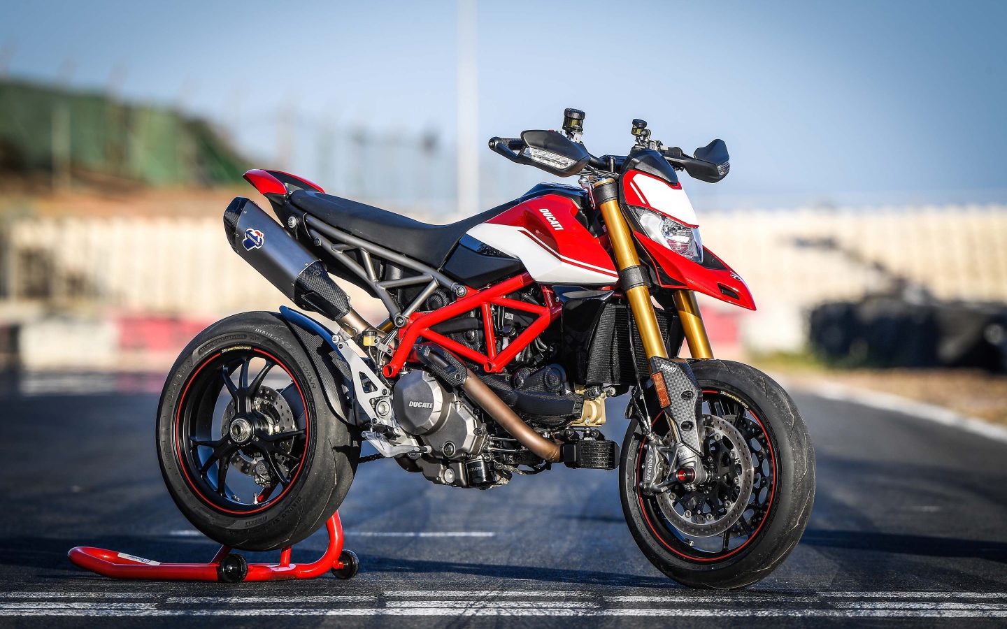 Мотоцикл Ducati Hypermotard 950 SP, 2019 года на асфальте