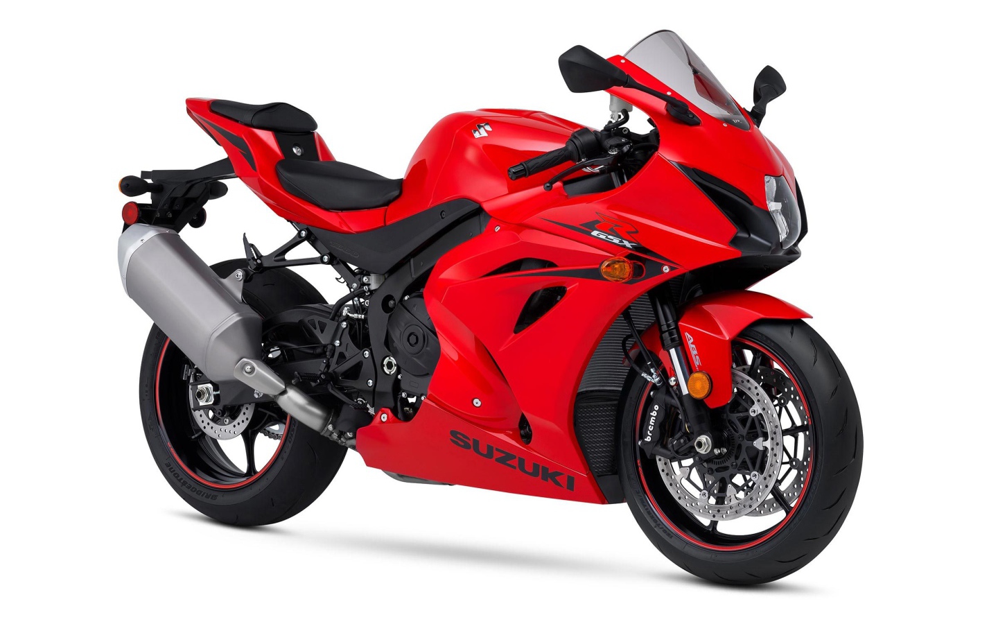 Красный мотоцикл Suzuki GSX-R1000, 2017 года на белом фоне