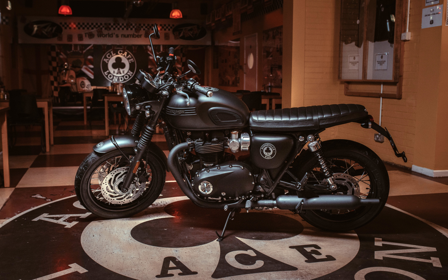 Черный мотоцикл Triumph Bonneville T120, 2019 года