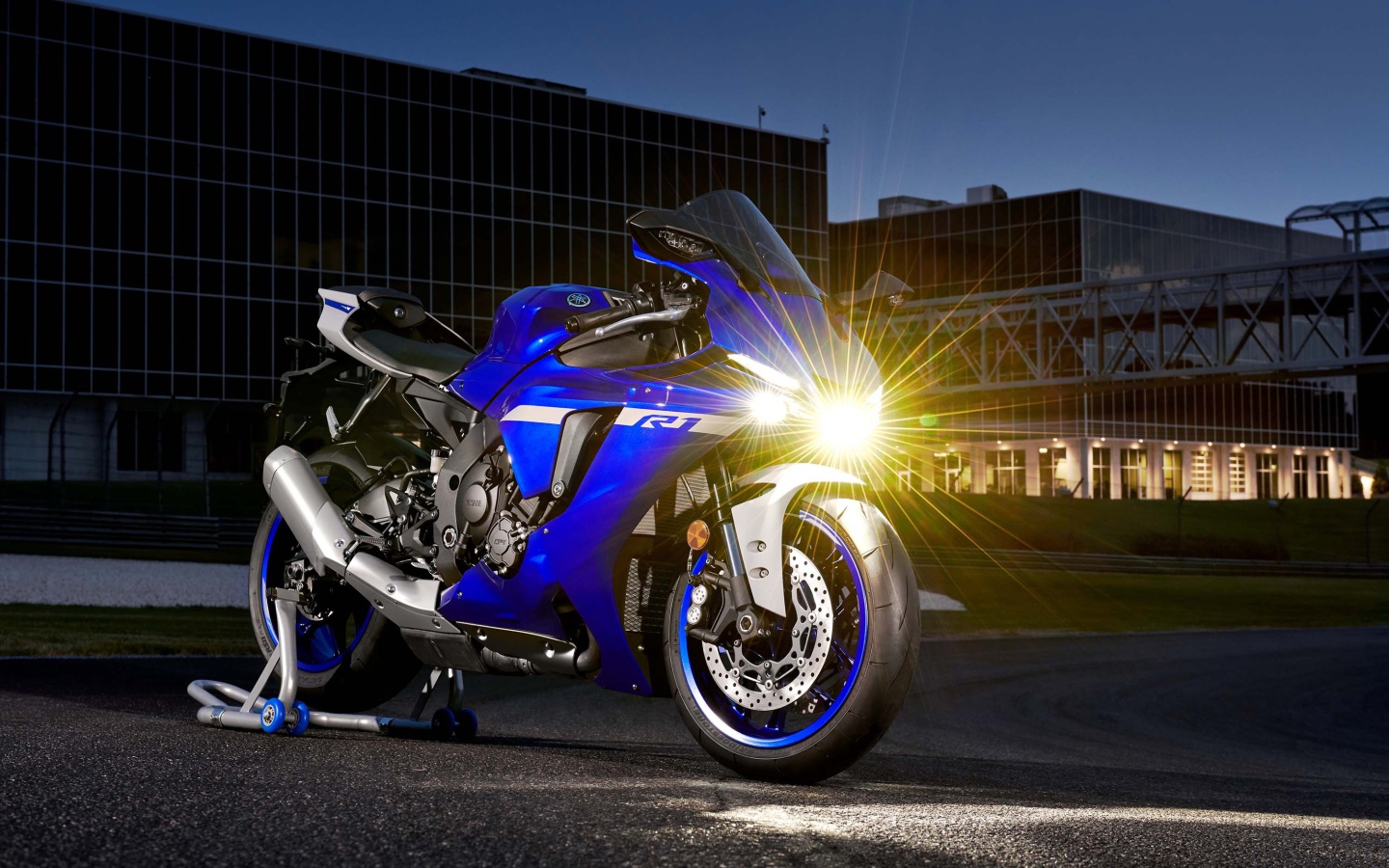 Мотоцикл Yamaha YZF-R1 2020 года с включенной фарой