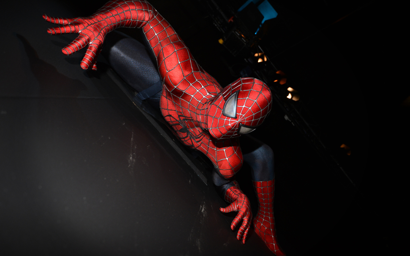 Человек паук поднимается по стене