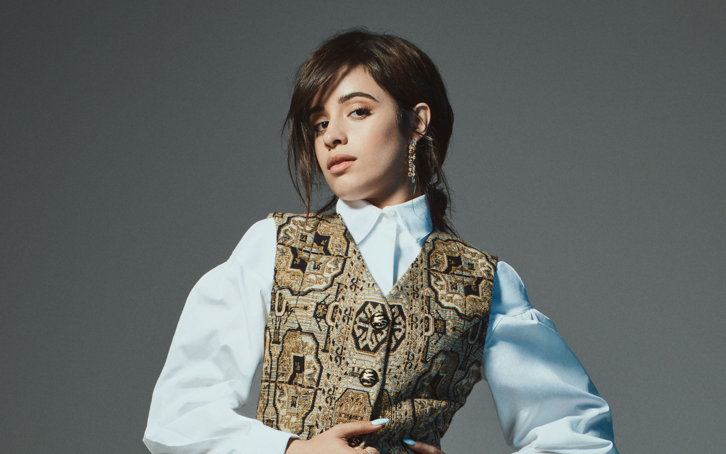 Красивая певица Камила Кабельо на сером фоне