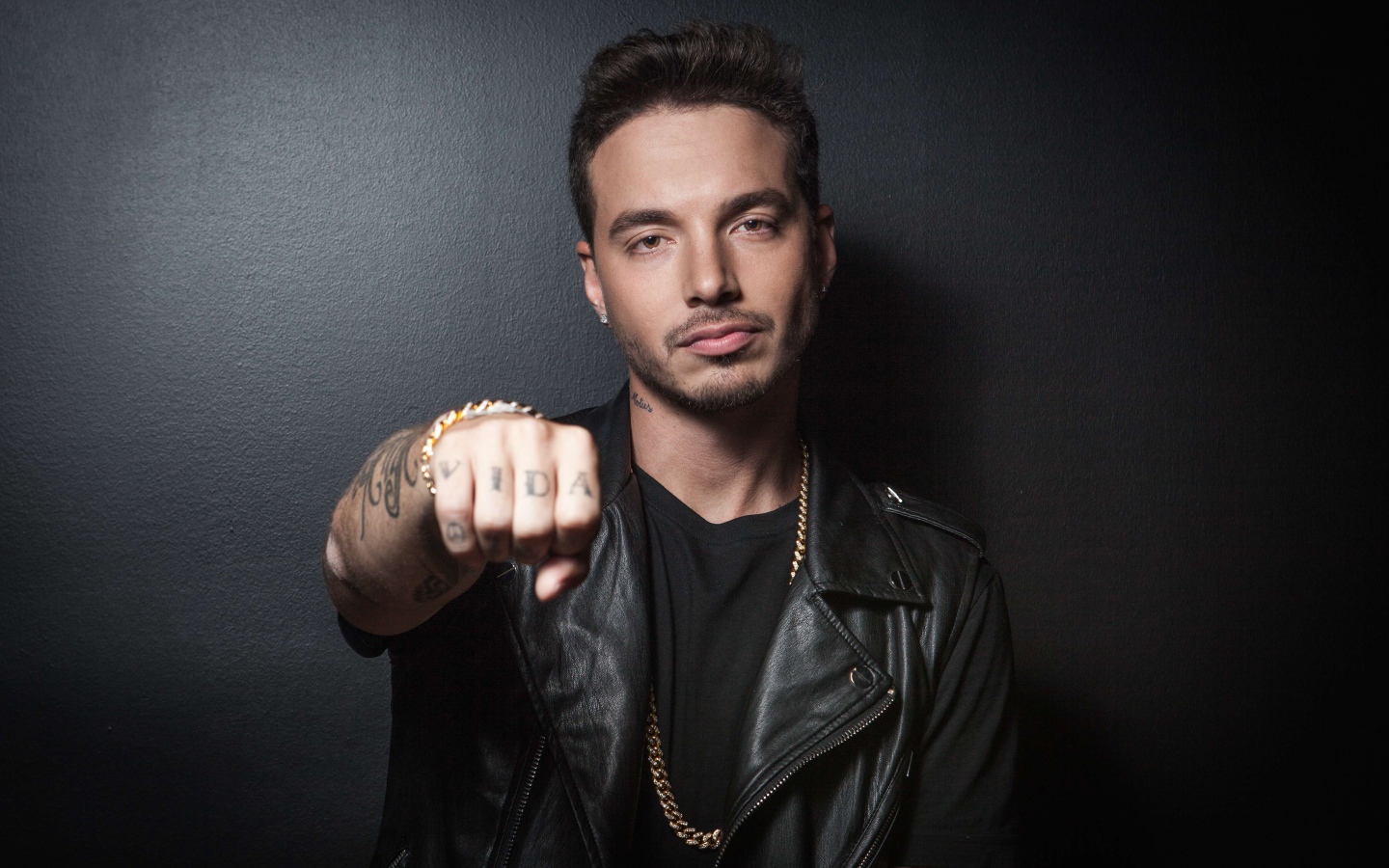 Колумбийский певец Джей Бальвин в черной кожаной куртке