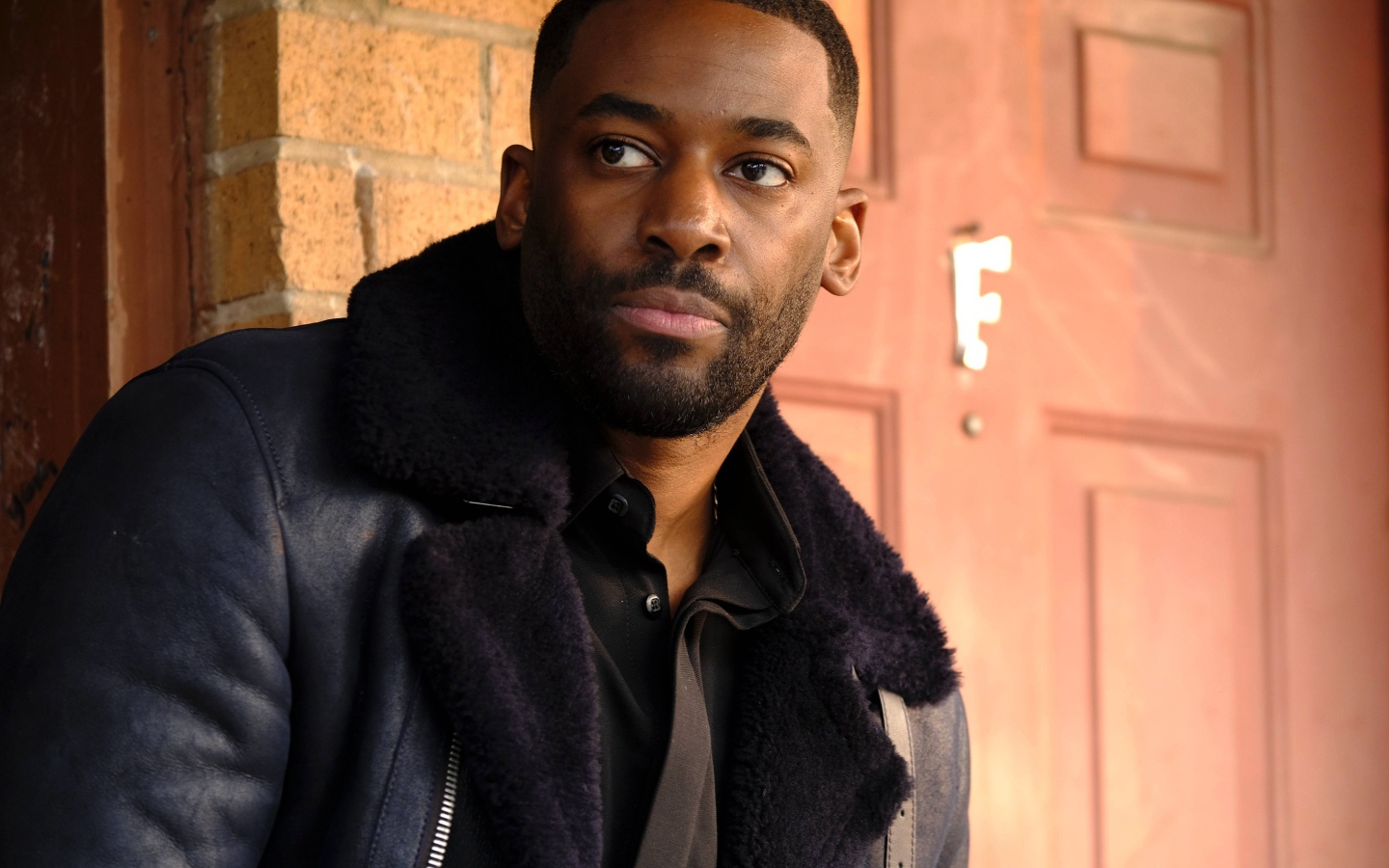 Музыкант Эшли Томас в черной куртке