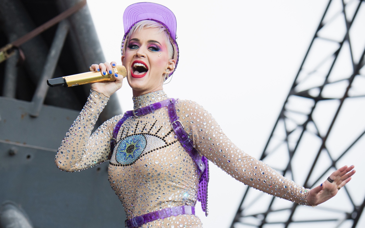 Эпатажная певица Кэти Перри выступает на сцене