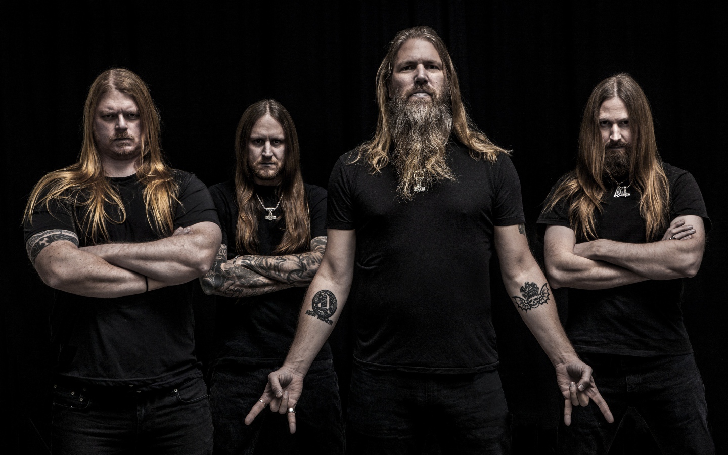 Шведская метал-группа Amon Amarth на черном фоне