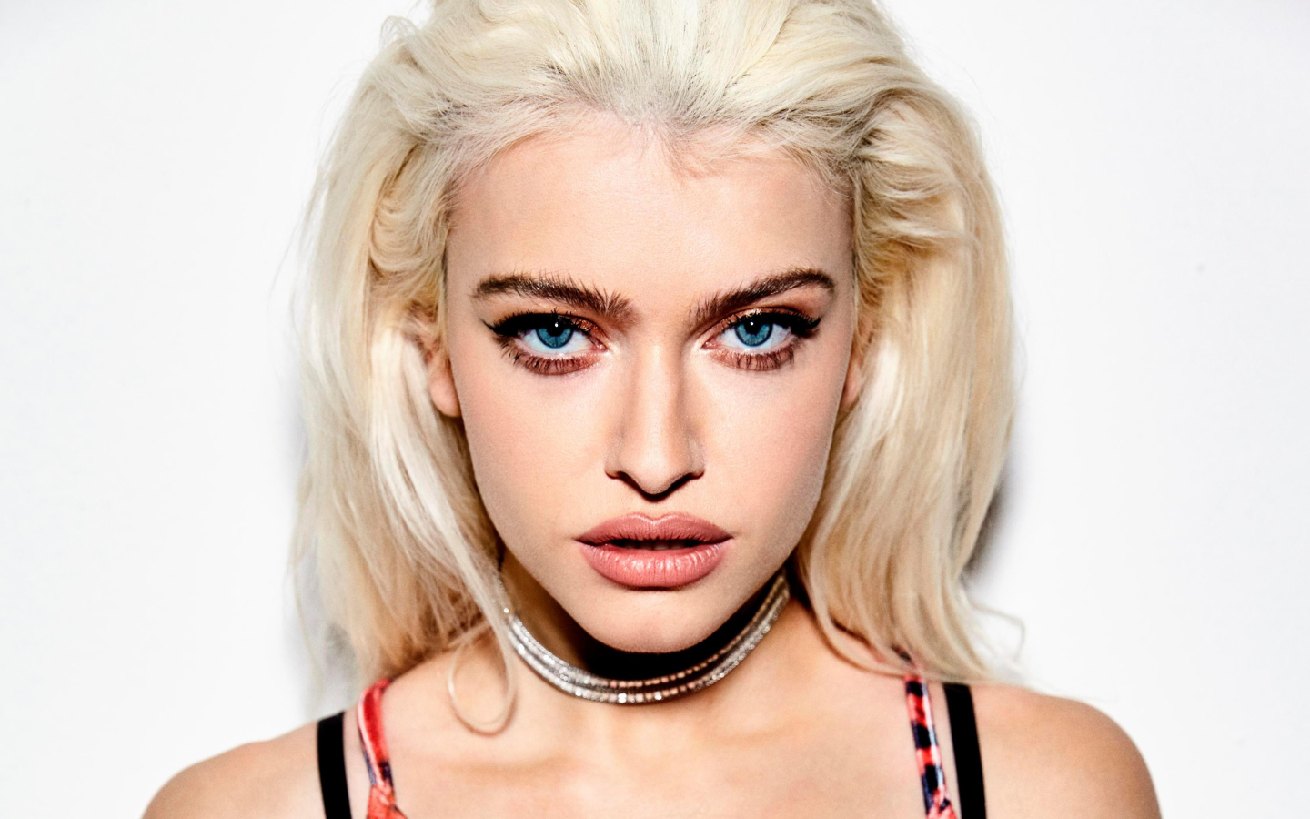 Молодая блондинка, поп исполнительница Элис Чэтер крупным планом