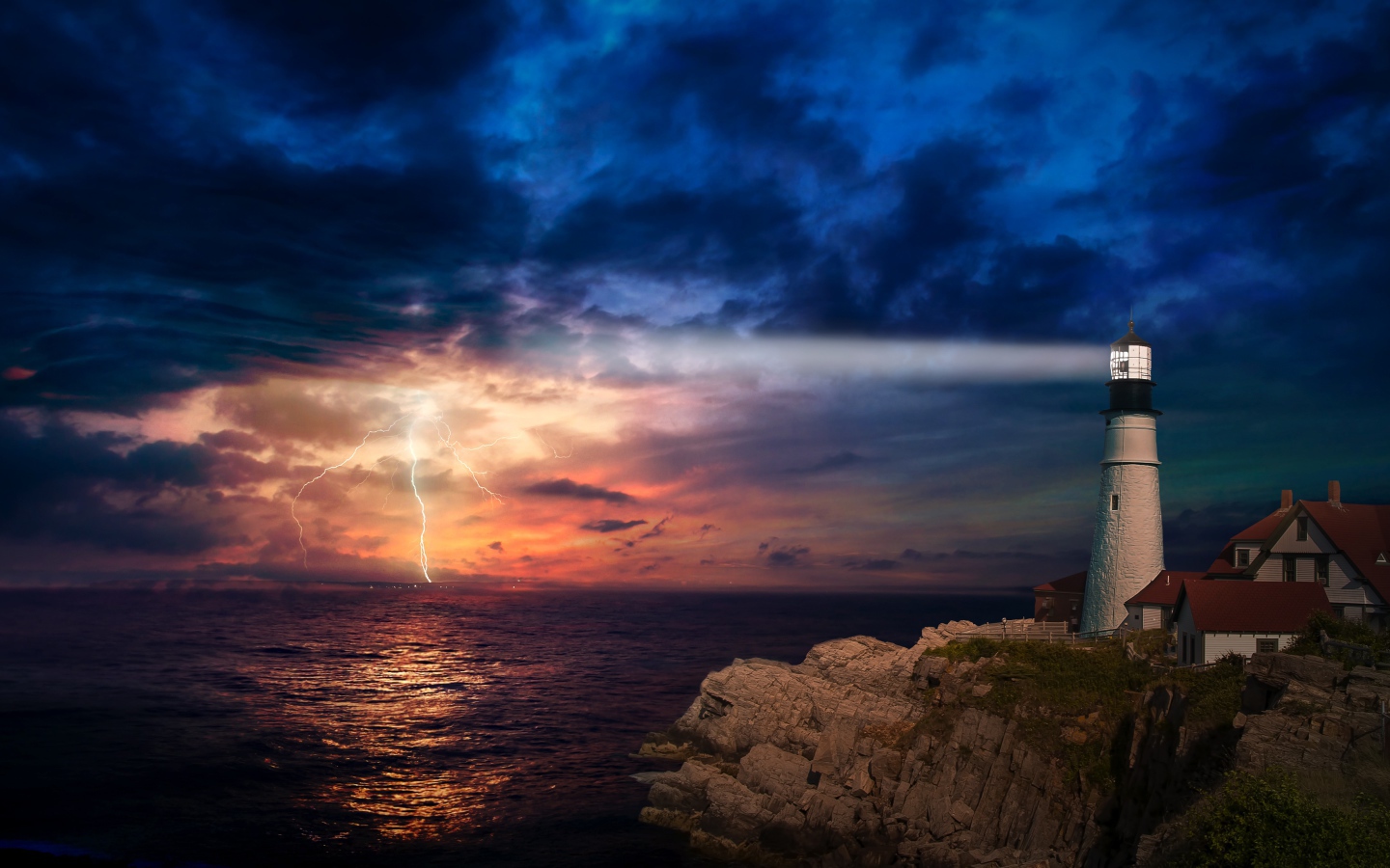 Маяк на берегу моря освещает грозовое небо 