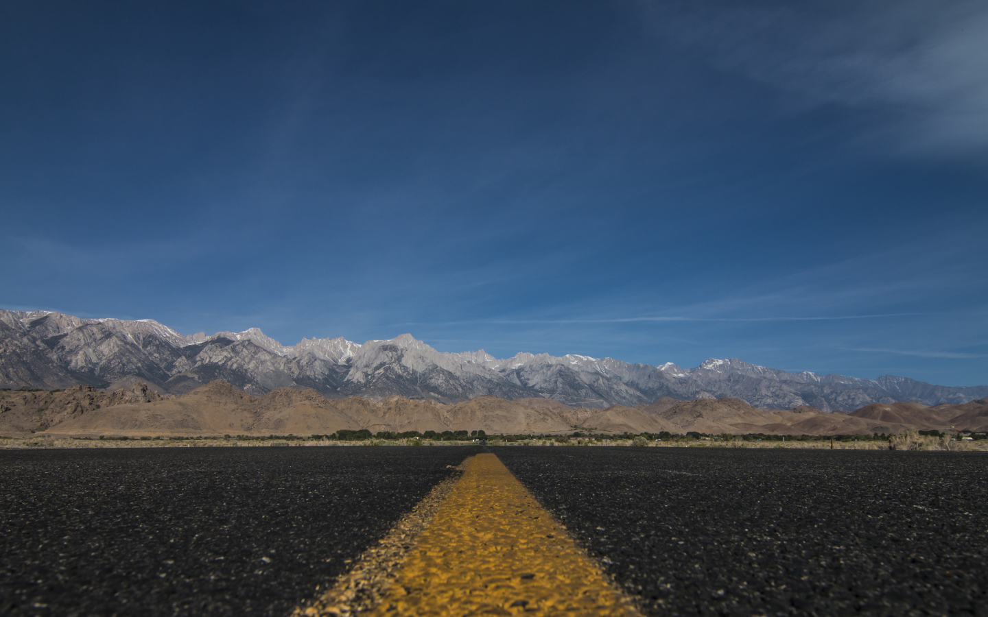 Асфальтовая дорога на фоне гор