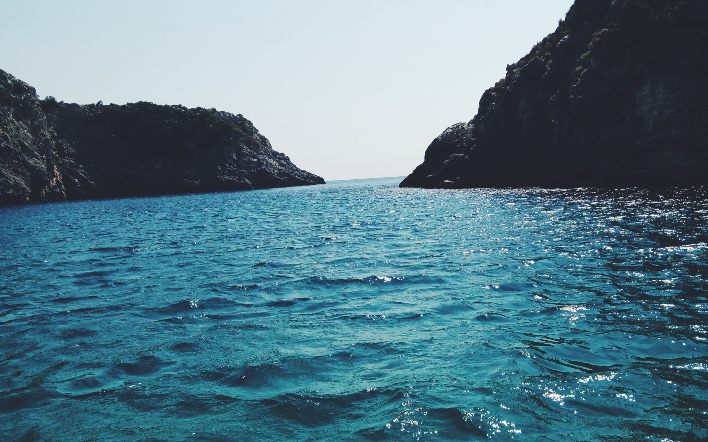 Голубая вода в заливе между гор 