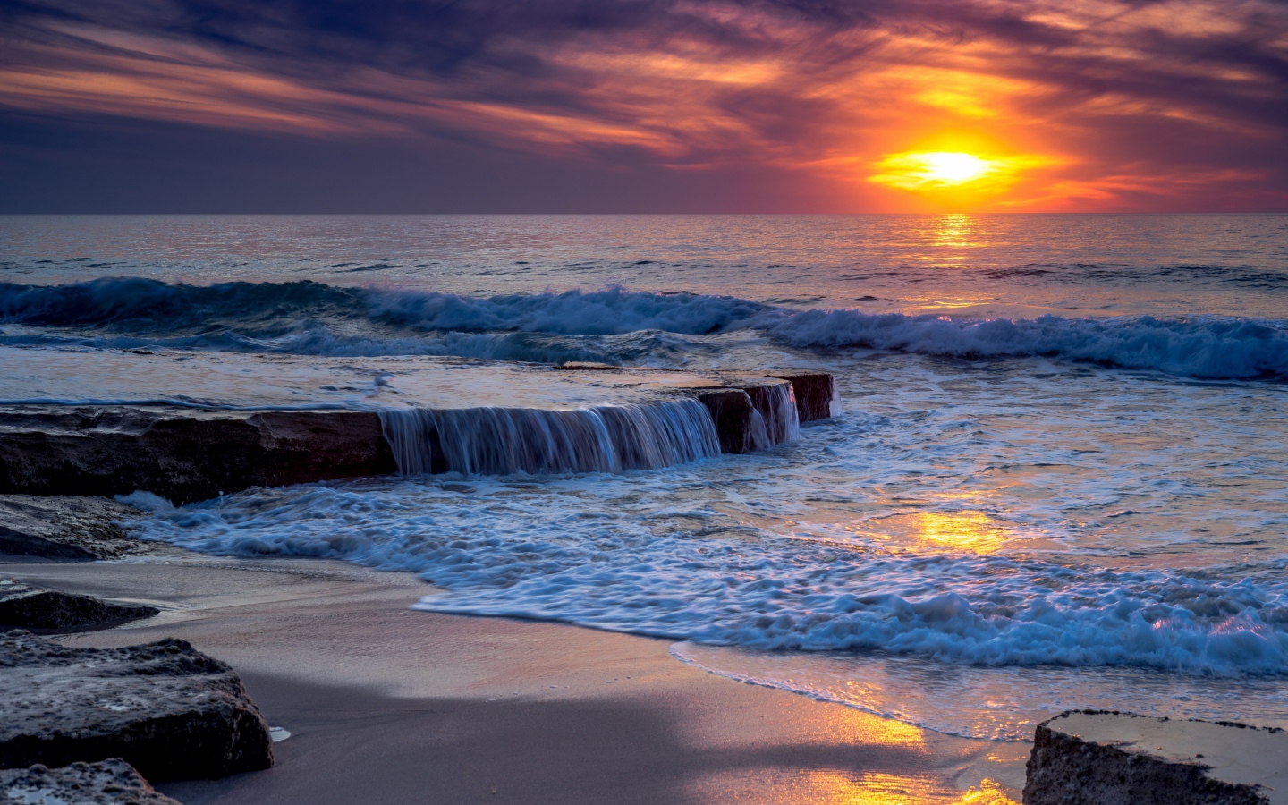 Бушующие волны океана на закате 