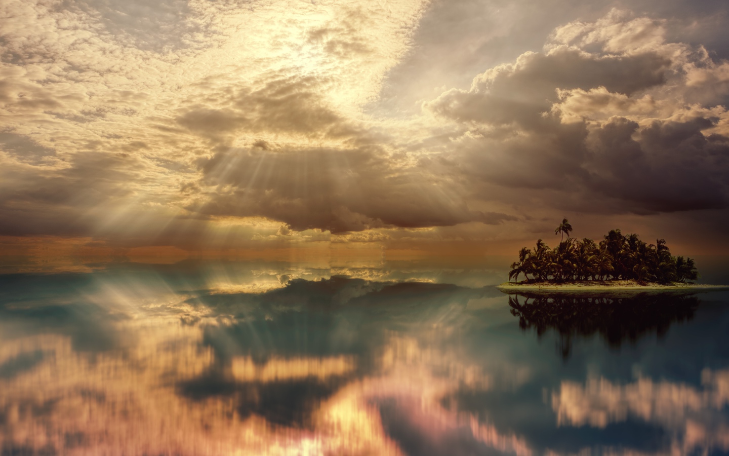 Лучи солнца в небе падают в спокойную воду озера