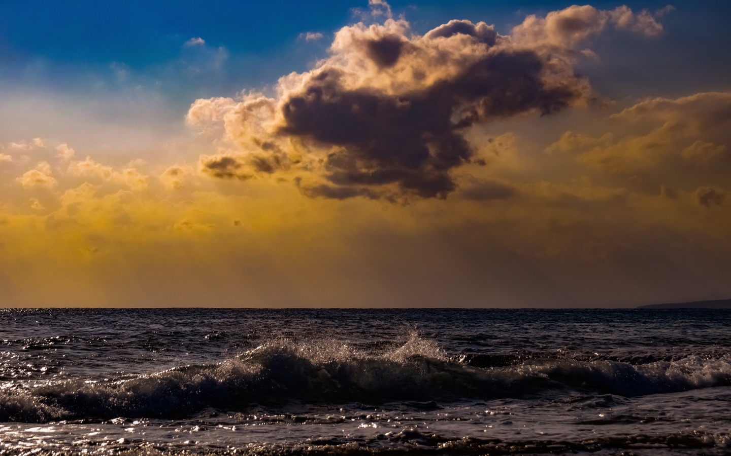 Белое облако в небе над морем