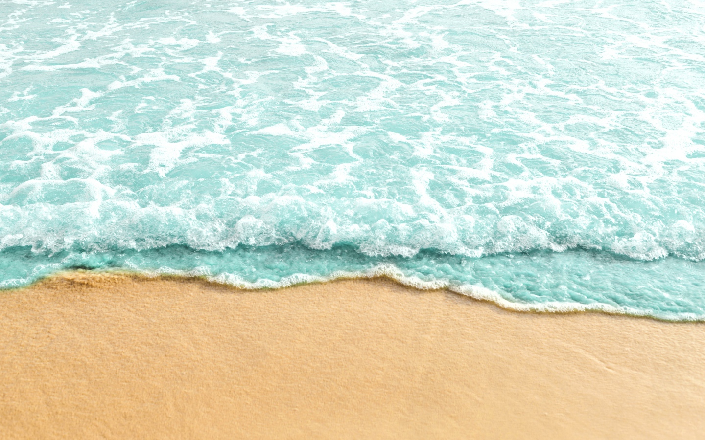 Голубая волна на теплом желтом песке летом