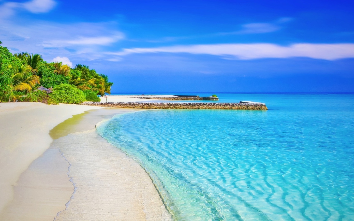 Чистая голубая вода океана на белом песке тропического пляжа