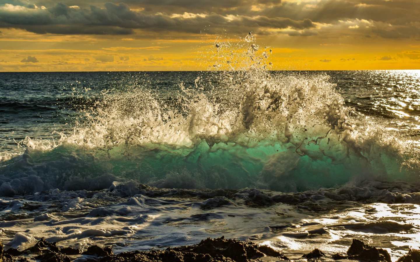 Бушующие белые волны на фоне низкий облаков в небе