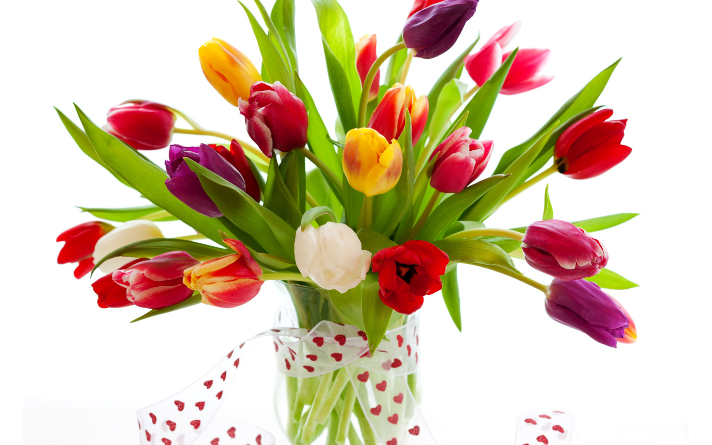 Букет разноцветных тюльпанов в прозрачной вазе с лентой 