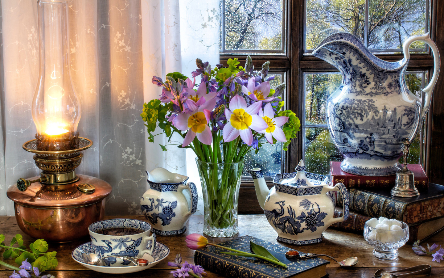 Букет цветов в вазе на столе с красивым сервизом