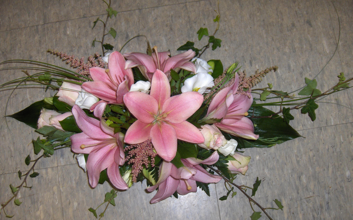 Букет розовых лилий с розами на полу 