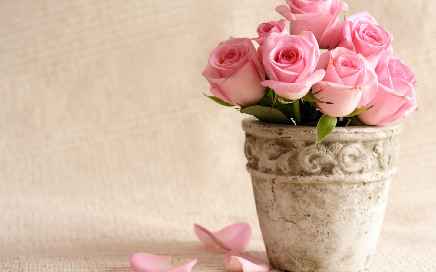 Букет розовых роз в глиняной вазе