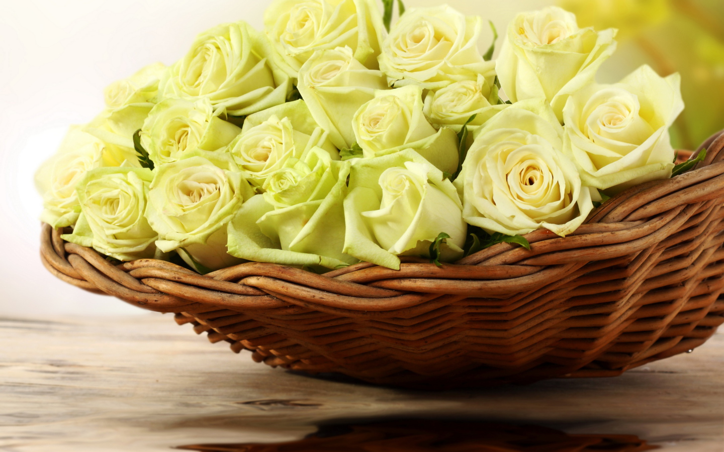 Букет белых роз в плетеной корзине