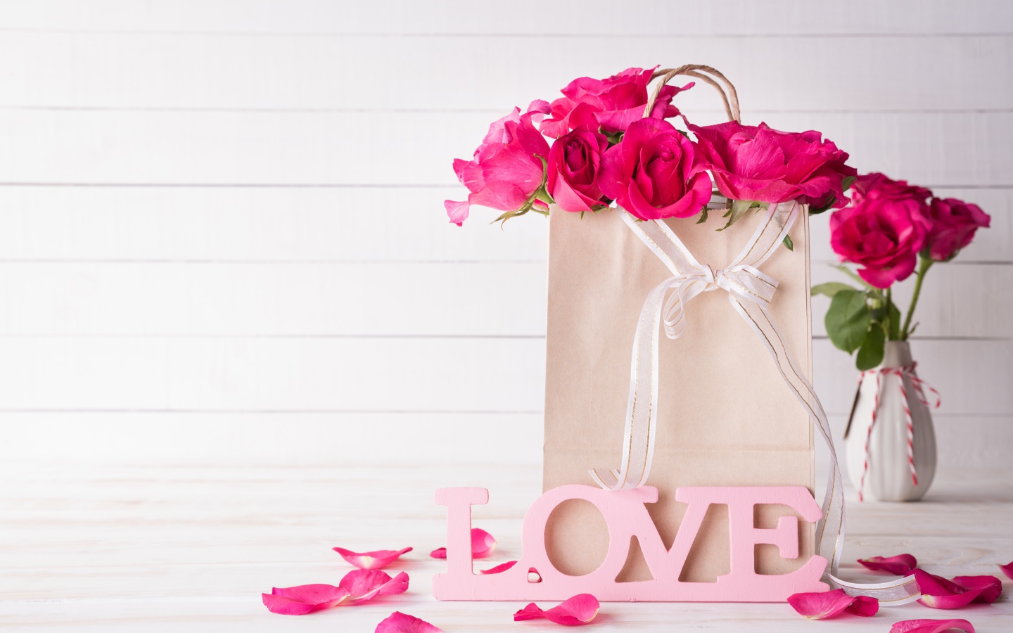 Пакет с розами на столе с надписью Love