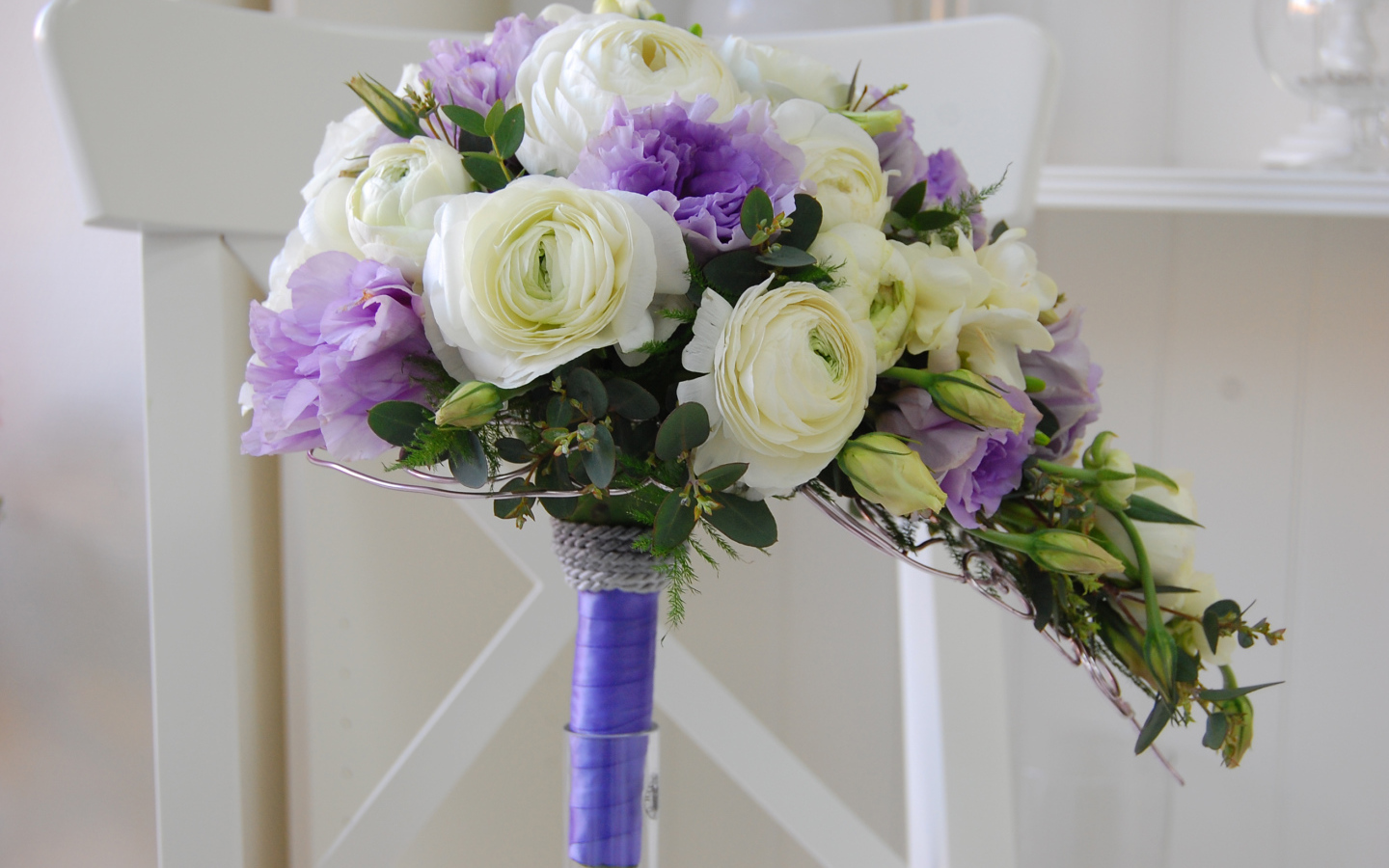 Белые лютики и цветы фиолетовой эустомы в букете 