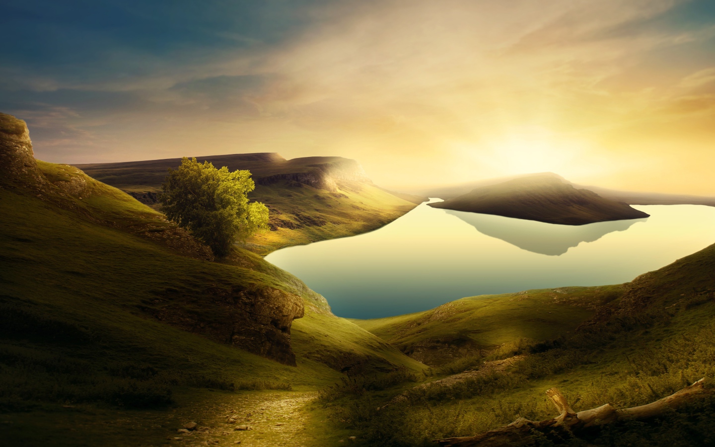 Красивое озеро среди зеленых гор под небом