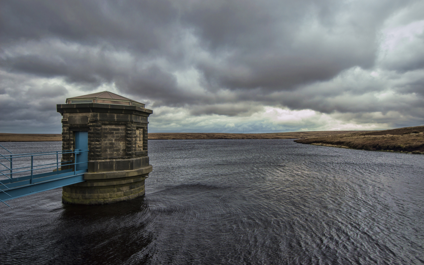 Башня в озере под пасмурным небом